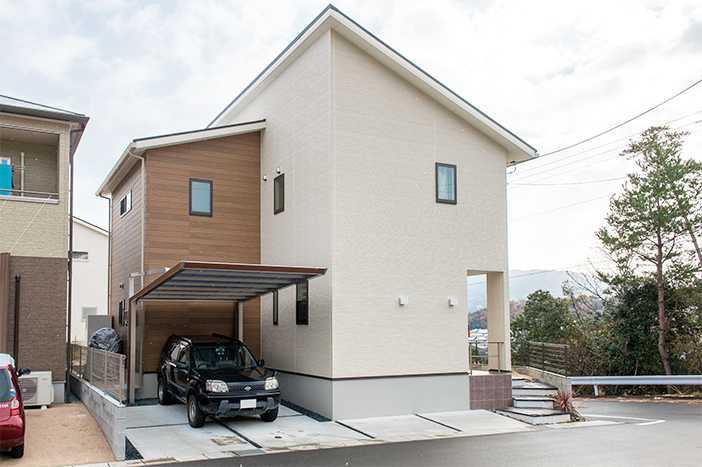 小高い丘からの眺望を活かし、飽きのこないシンプルモダンなデザインのお住まい。